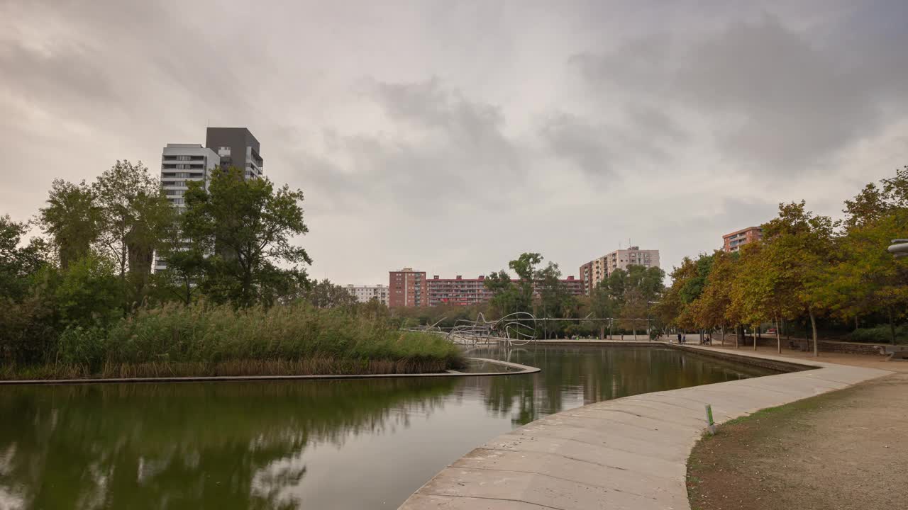 日落时间巴塞罗那市现代住宅综合体公园湖全景4k延时西班牙视频下载
