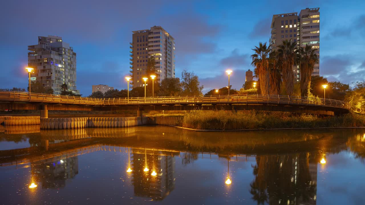 暮色照明巴塞罗那城市现代住宅综合体公园湖全景4k延时西班牙视频下载