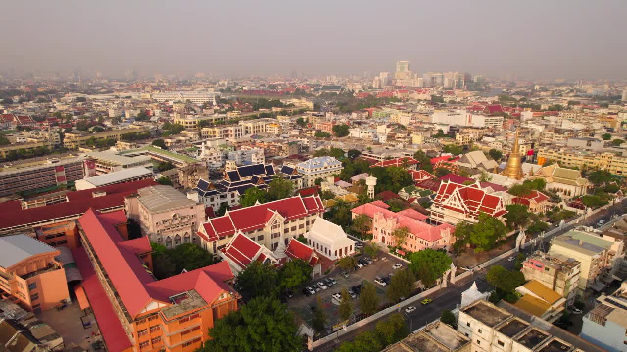 日出时曼谷的住宅。空中摄影车视频素材