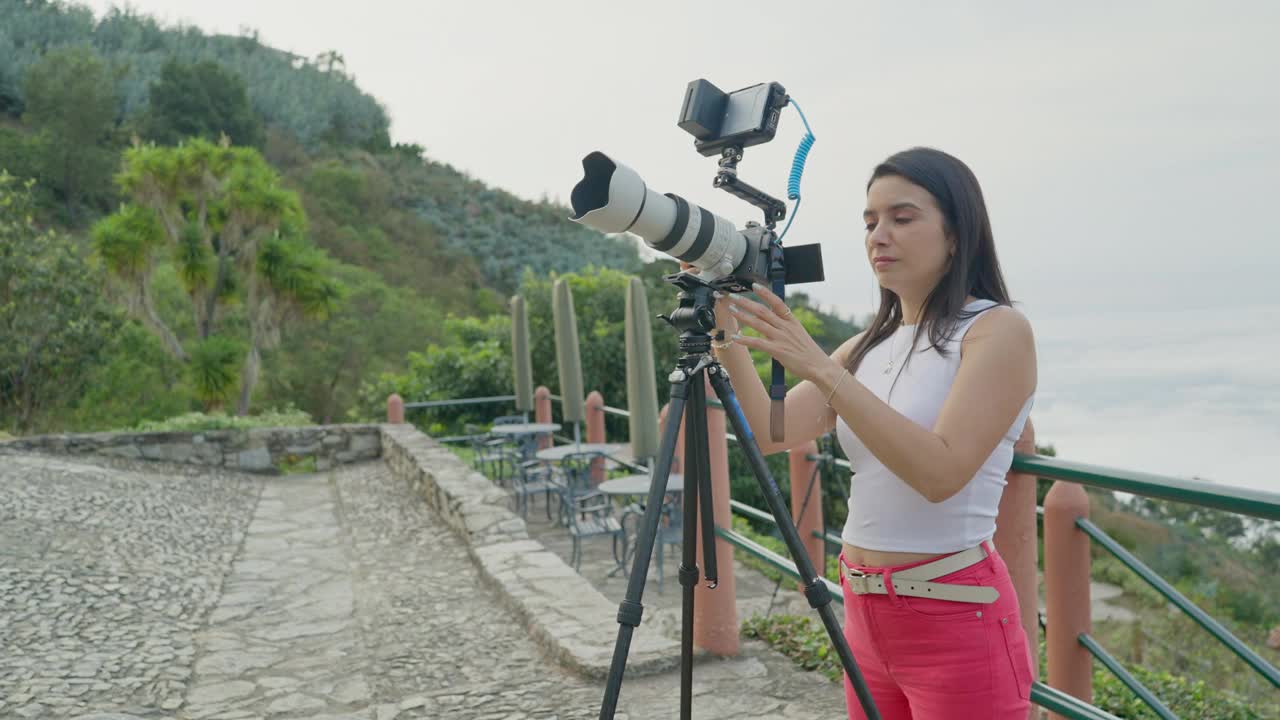 西班牙年轻女子从事风景摄影和录像视频下载