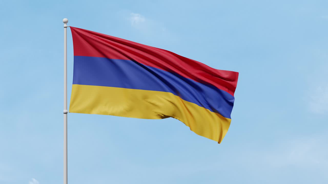 亚美尼亚国旗上有红色、深蓝色和芥末黄色的三横条纹，在晴朗的蓝天上迎风飘扬视频下载