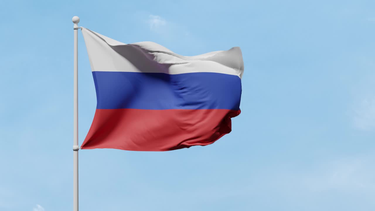 俄罗斯国旗上有三道白蓝相间的横条纹，在晴朗的天空中迎风飘扬视频下载