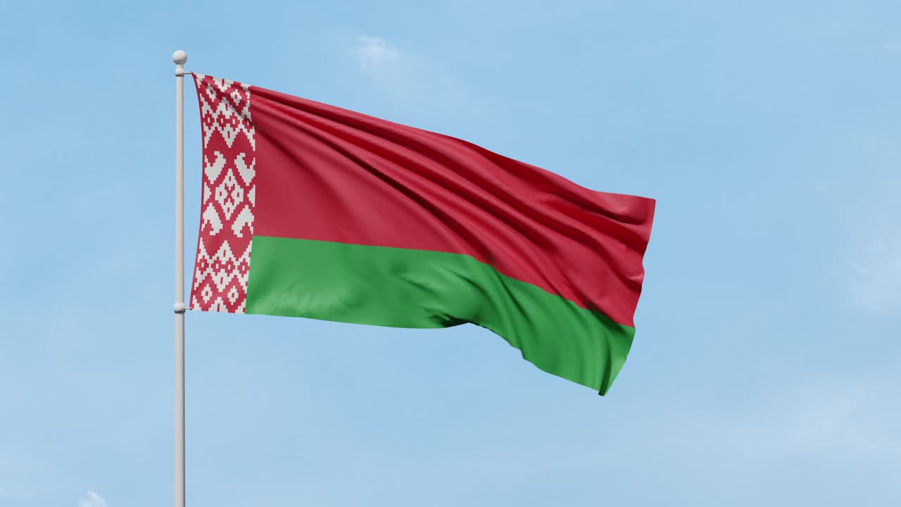 白俄罗斯国旗，有红绿两色横条纹和传统图案，迎风飘扬，映衬着晴朗的蓝天视频下载