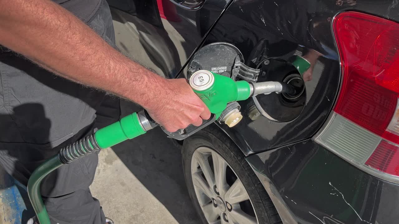 一个人在加油站给汽车加油。视频下载