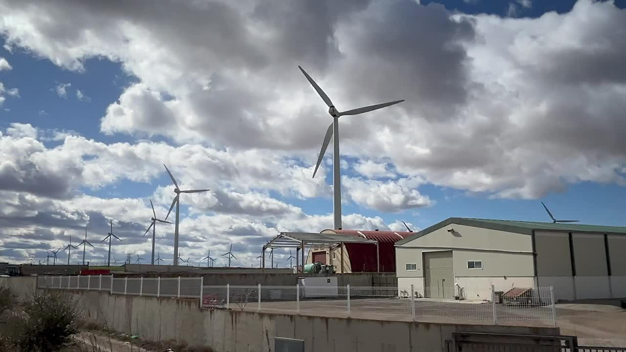 风车发电机。清洁和可再生的风力发电，从汽车角度来看。视频下载