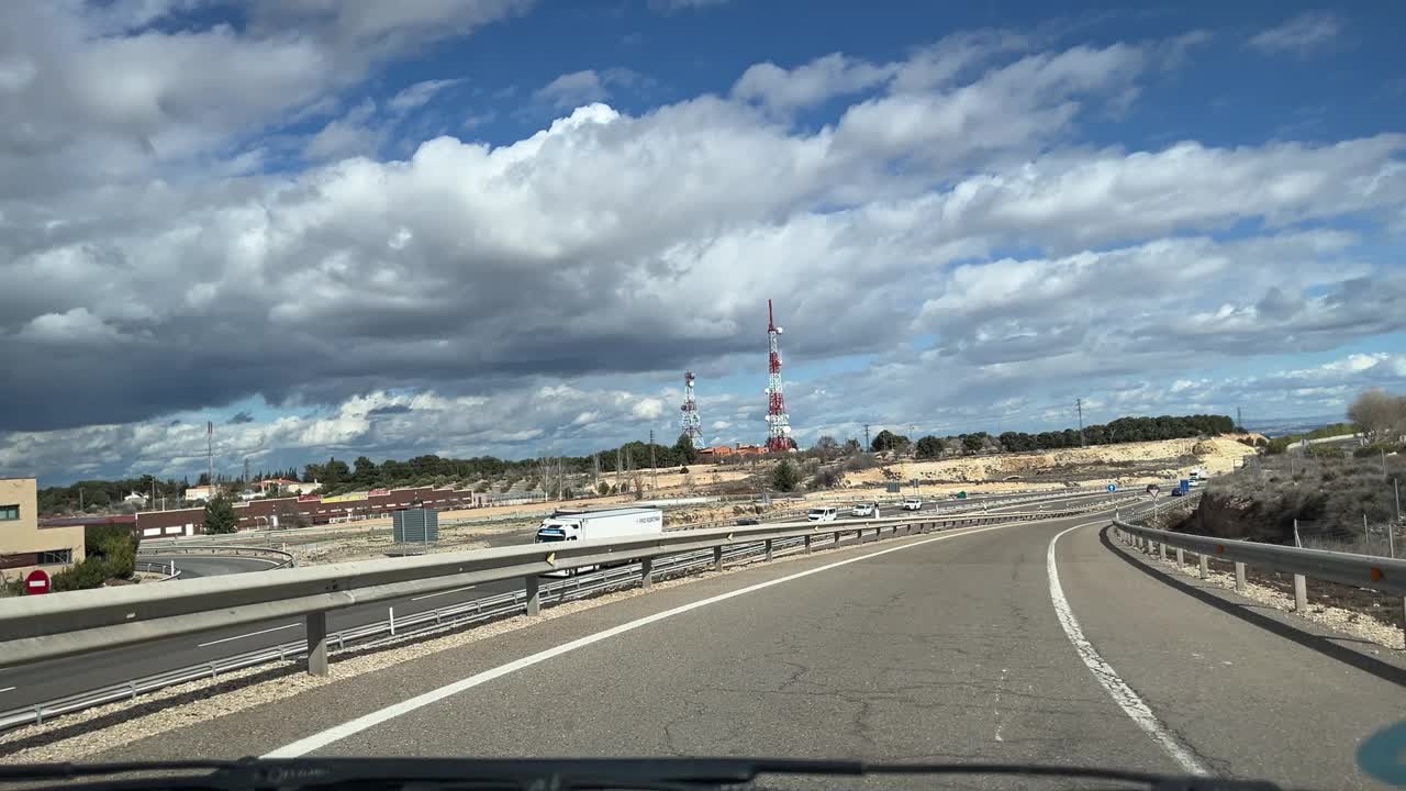 从萨拉戈萨到巴塞罗那高速公路的汽车视角视频下载