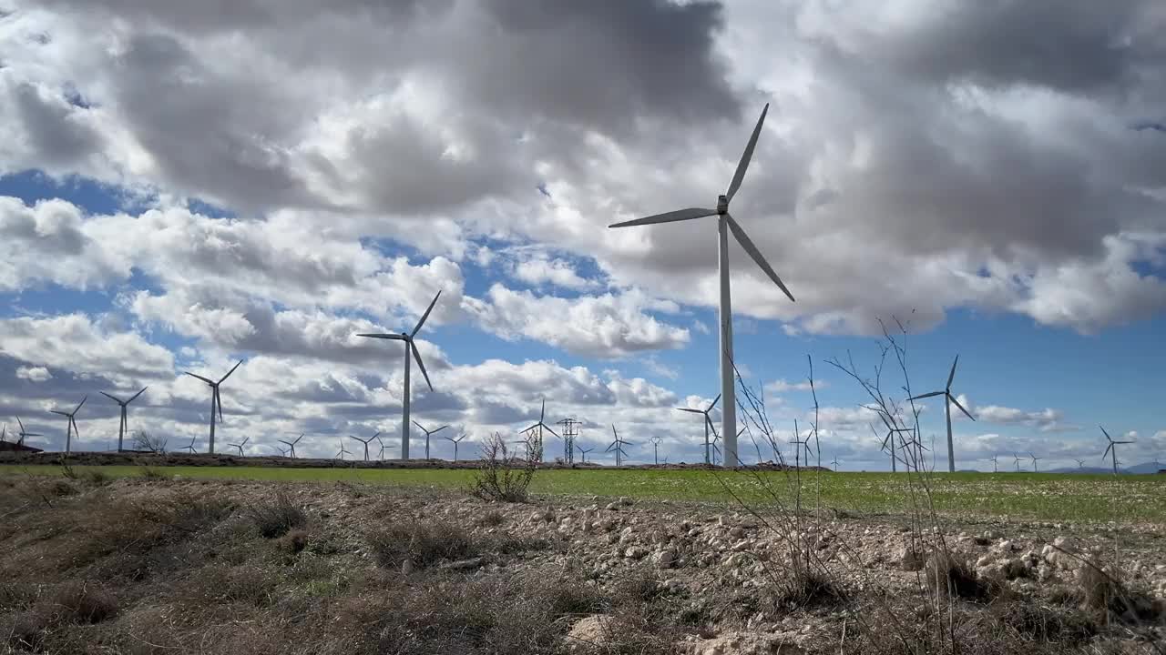 风车发电机。清洁和可再生的风力发电，从汽车角度来看。视频下载