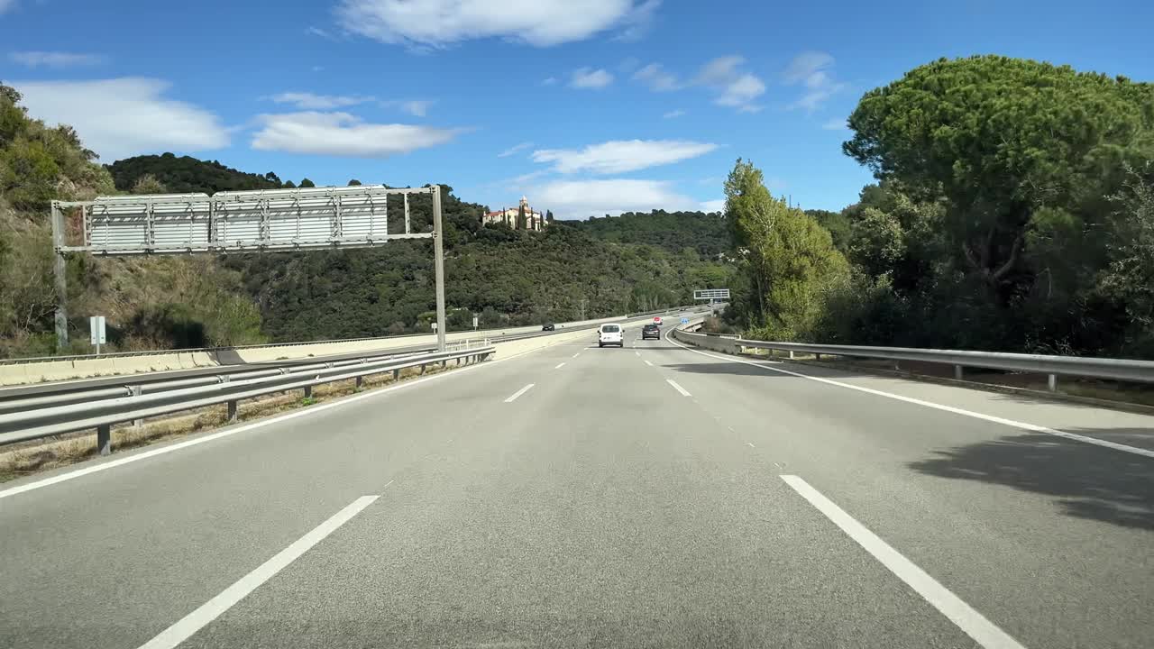 从萨拉戈萨到巴塞罗那高速公路的汽车视角视频下载