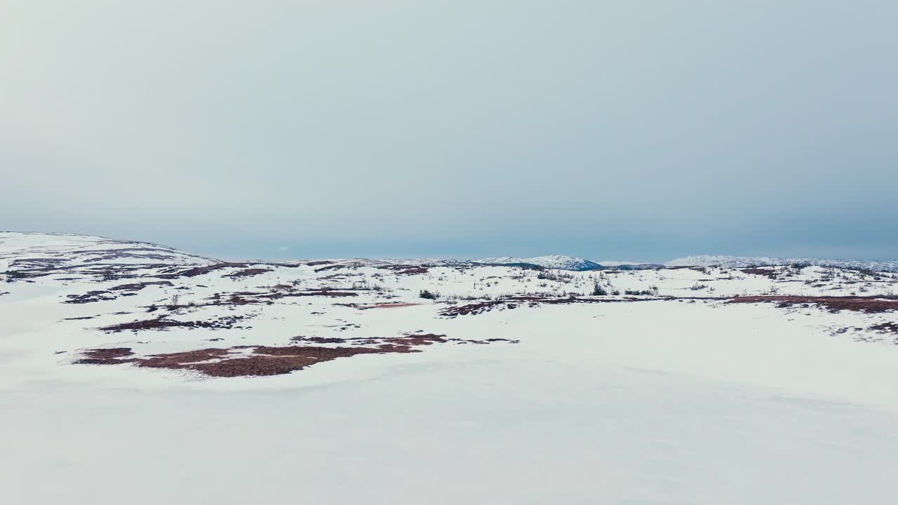 冬季鸟瞰挪威因德福森的Verran雪山。视频素材