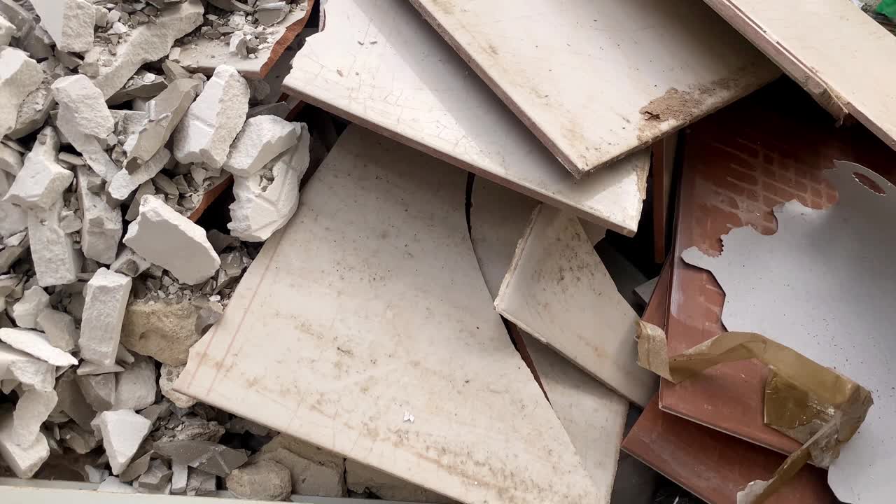 垃圾容器里的碎瓷砖视频下载