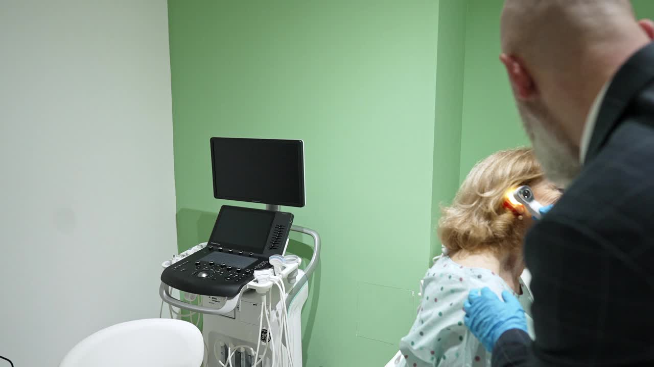 医生用耳镜检查病人的耳朵视频下载