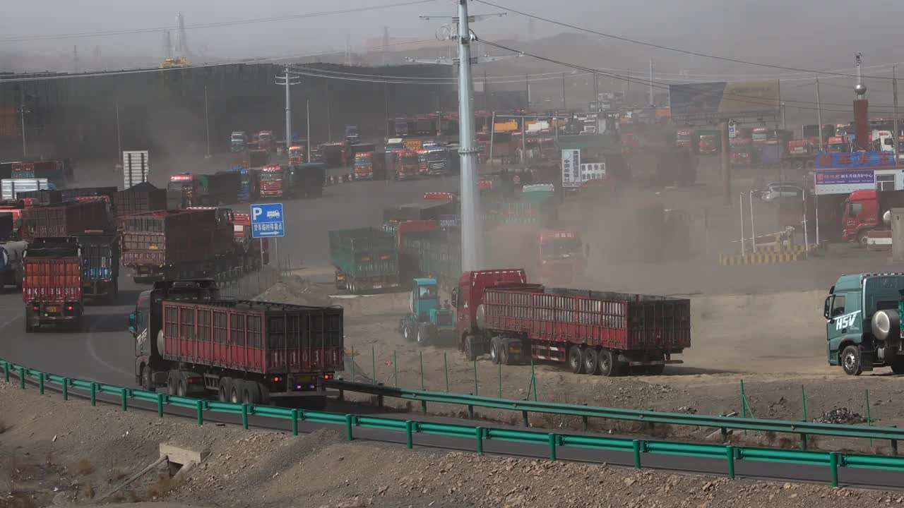 中国内蒙古，中蒙边境口岸物流园内运输煤炭的重型卡车。视频下载