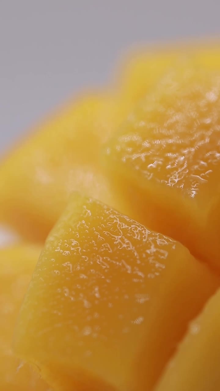 水倒在芒果上，多汁的芒果，奇异的水果视频下载
