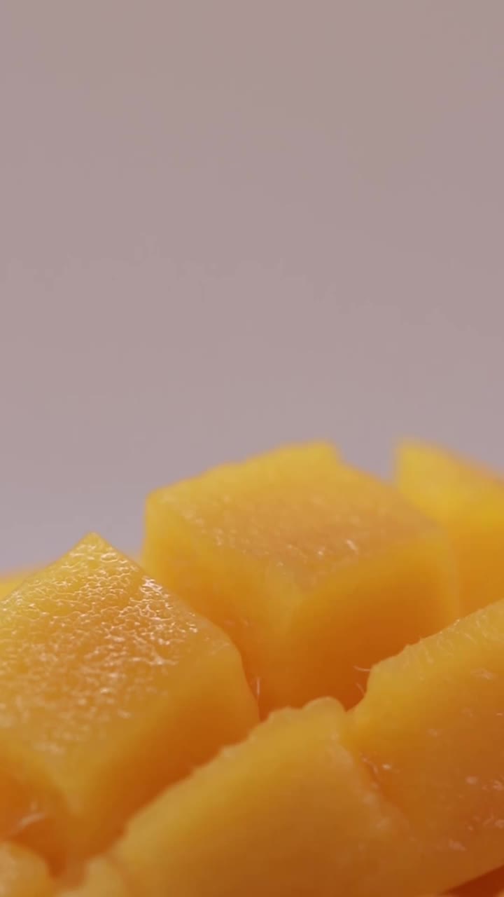 水倒在芒果上，多汁的芒果，异国水果，热带视频下载