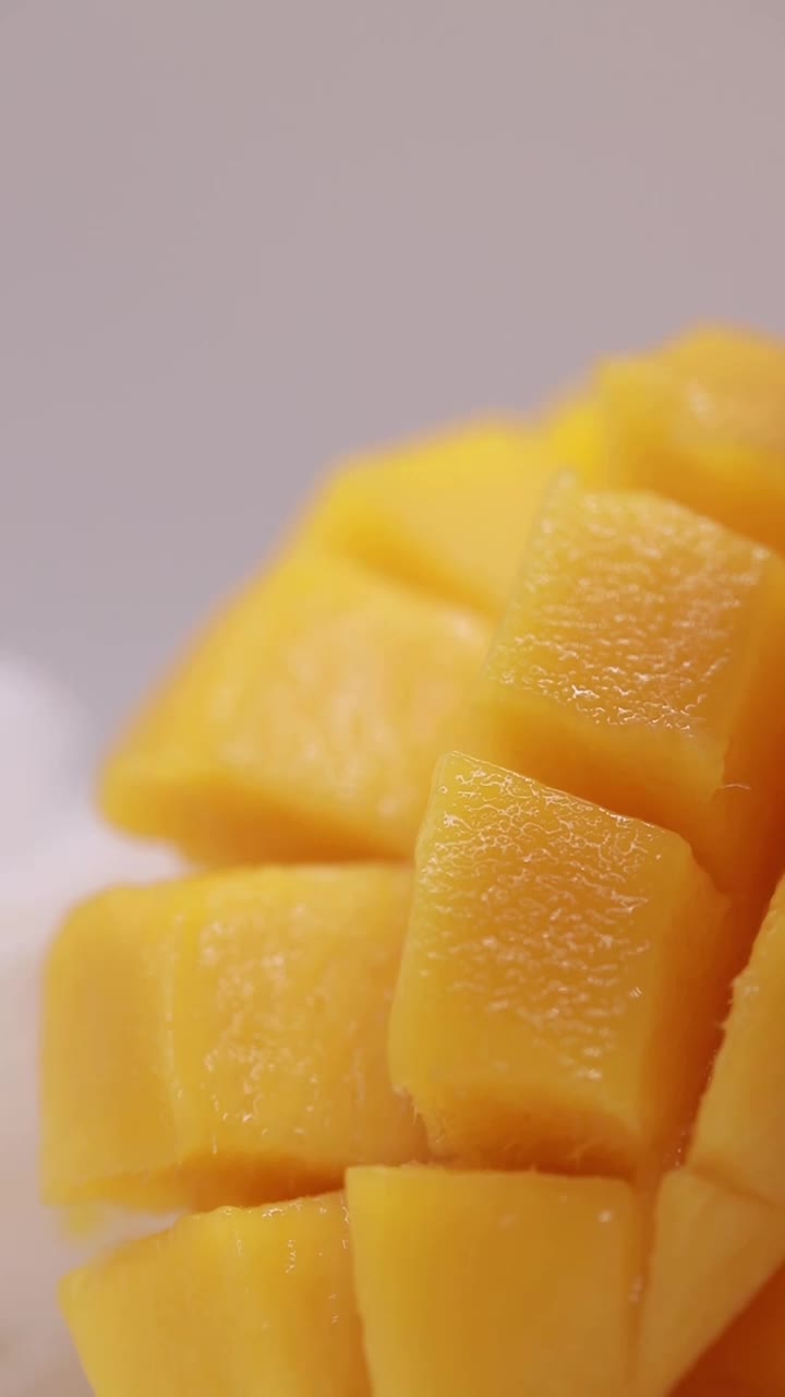 水倒在芒果上，多汁的芒果，芒果视频下载