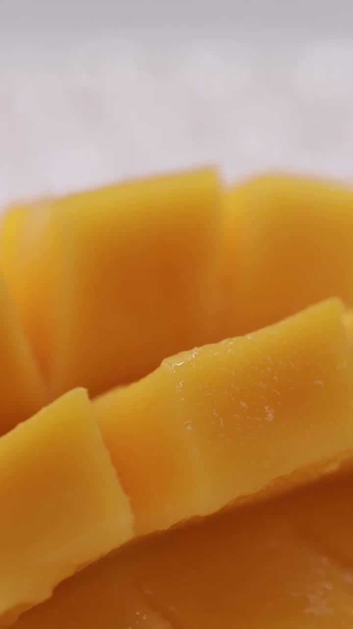 水倒在芒果上，多汁的芒果视频下载