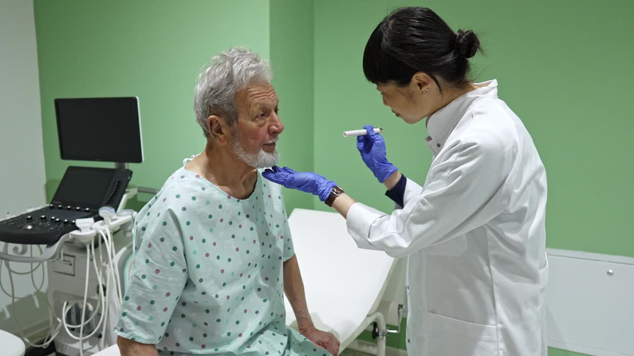 医生用检眼镜检查病人的眼睛视频下载
