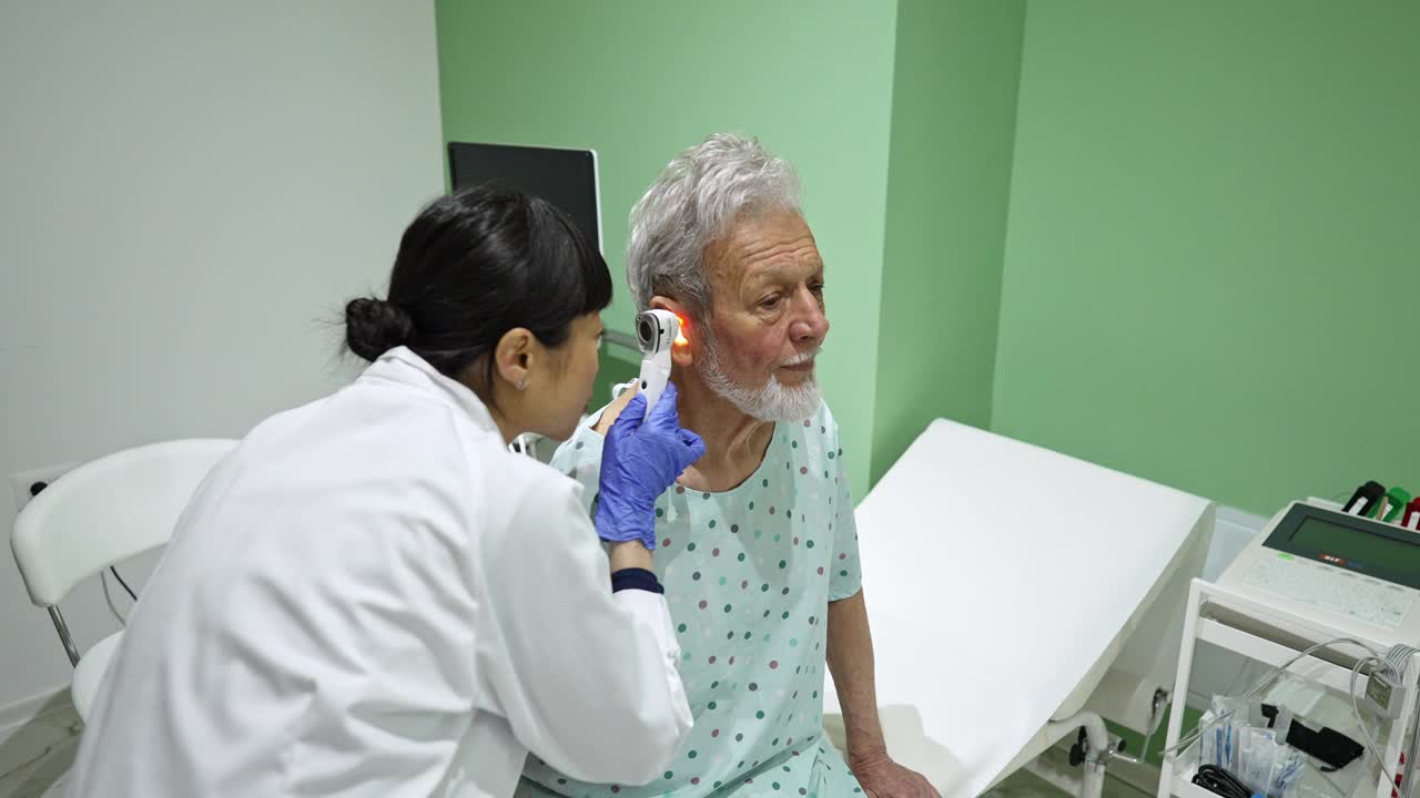 日本医生用耳镜检查病人的耳朵视频下载