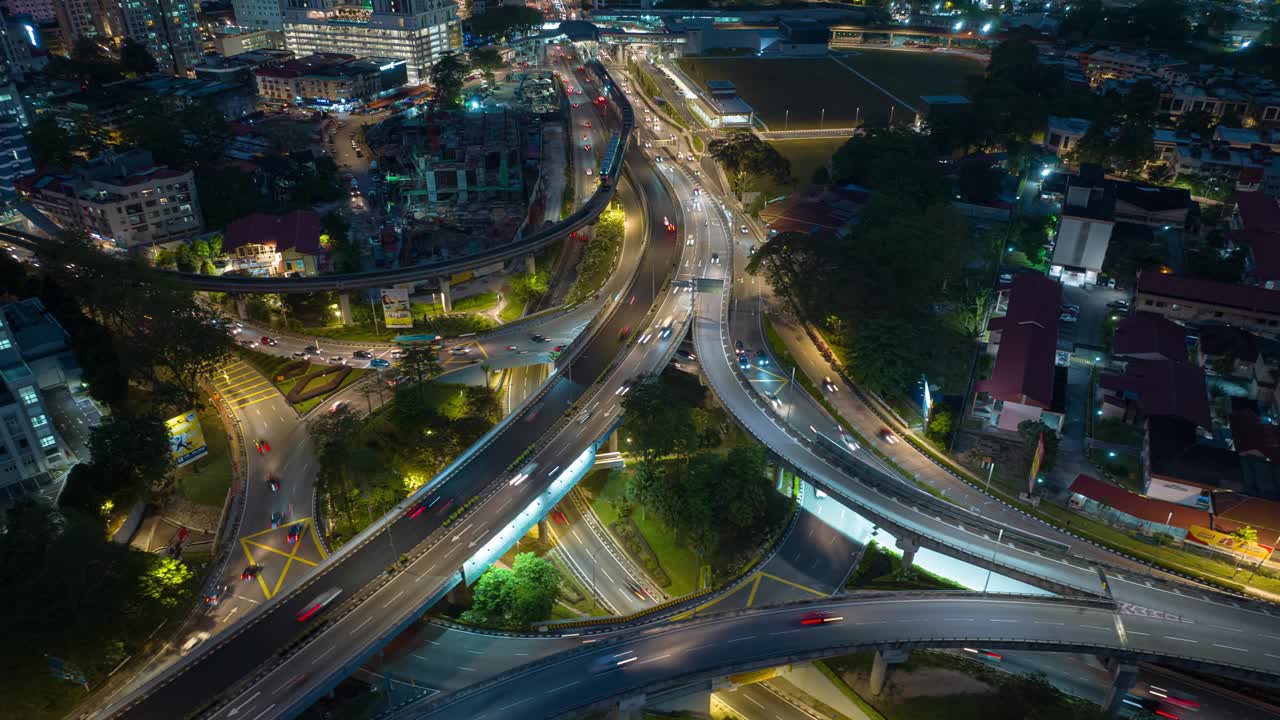 夜间照明飞行在吉隆坡城市交通交汇处道路空中俯视全景4k延时马来西亚视频下载