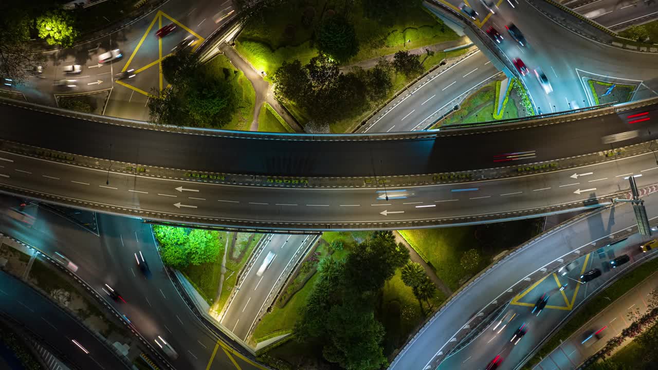 夜间照明飞行在吉隆坡城市交通交汇处环形道路空中俯视全景4k延时马来西亚视频下载