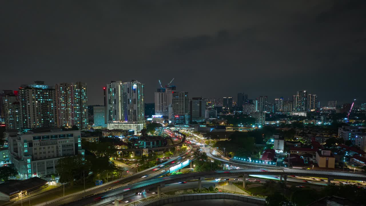 夜间照明飞行在吉隆坡城市交通道路交汇处航拍全景4k延时马来西亚视频下载