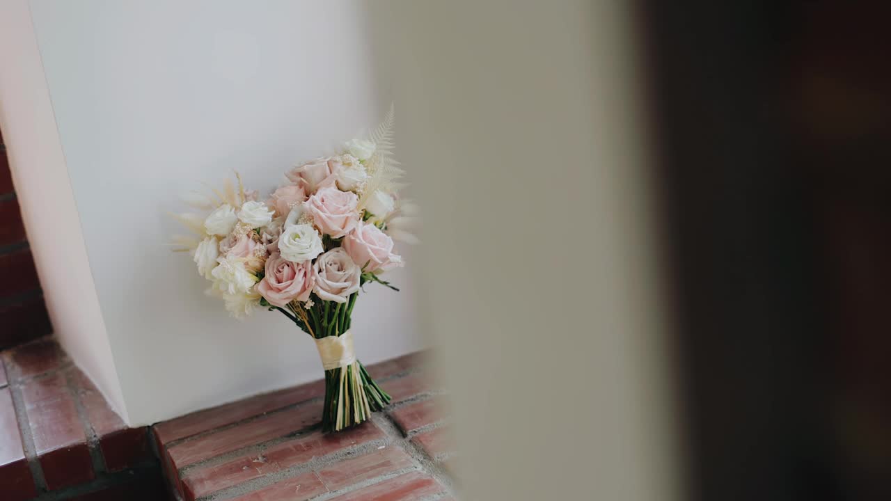 窗台上放着一束鲜花，被窗外的光线照亮。一个美丽的节日物品视频下载