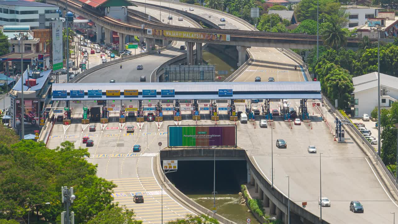 白天吉隆坡城市交通道路交汇处收费站航拍全景4k延时马来西亚视频下载