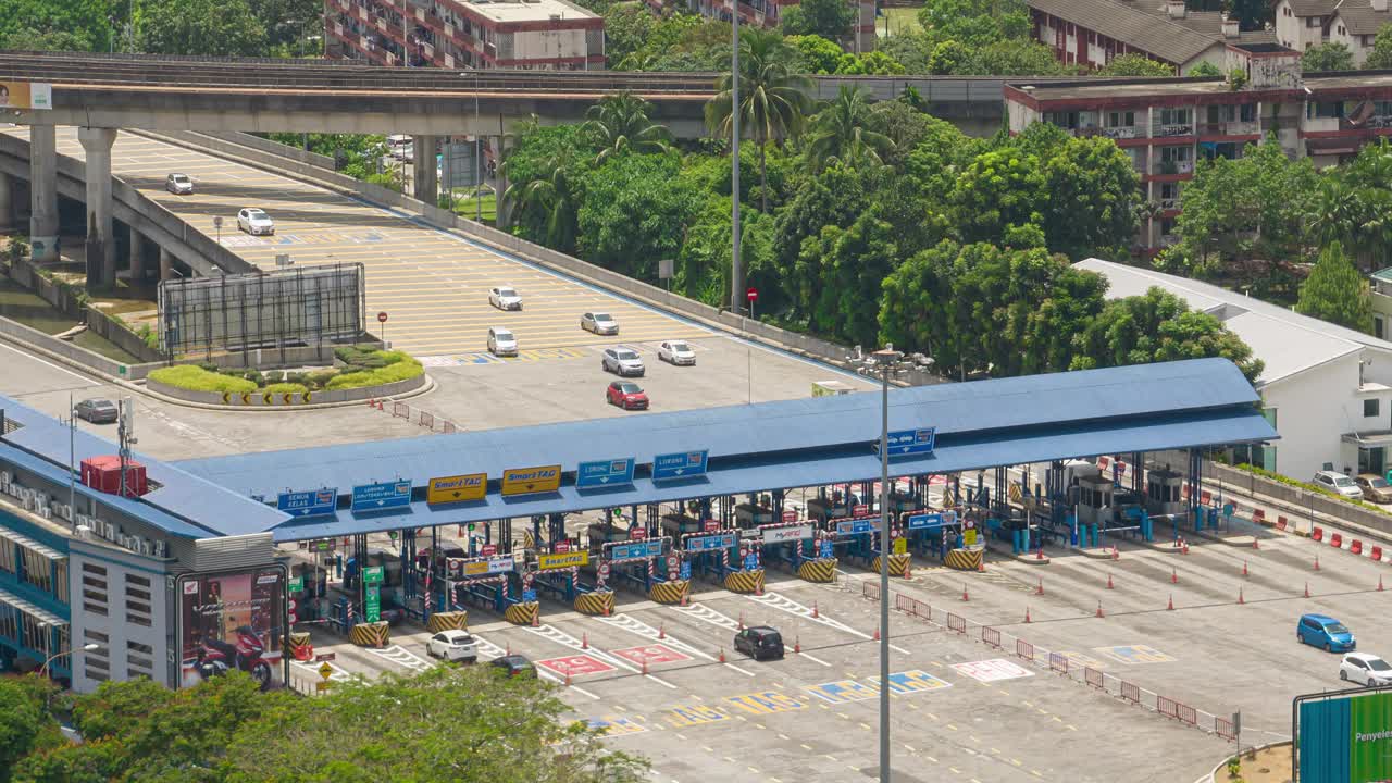 晴朗的白天吉隆坡城市交通道路交汇处收费站航拍全景4k时拍马来西亚视频下载