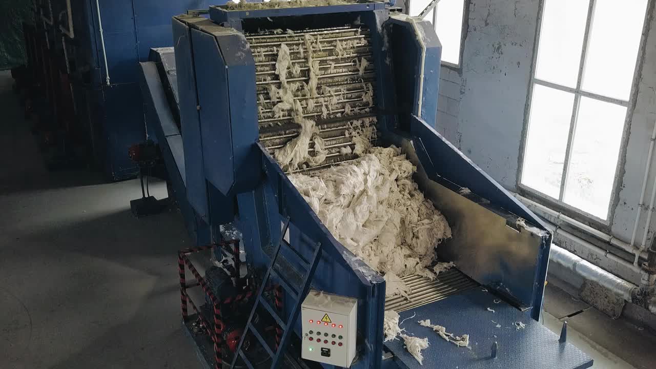 亚麻加工厂的亚麻加工机器的工作。亚麻正在接受特殊处理视频下载