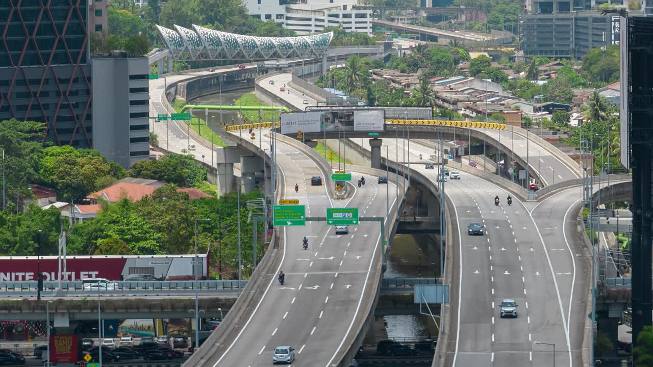 晴朗的白天，吉隆坡市交通道路著名的人行天桥航拍全景4k延时马来西亚视频下载