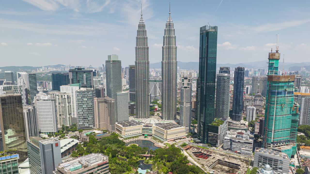 阳光明媚的一天飞行在吉隆坡市中心著名的塔外部航拍全景4k延时马来西亚视频下载