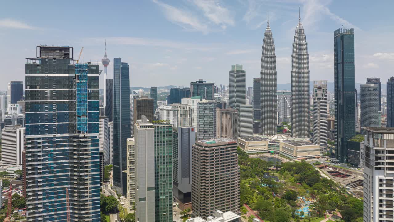阳光明媚的一天，吉隆坡市中心著名的塔楼外部航拍全景4k延时马来西亚视频下载