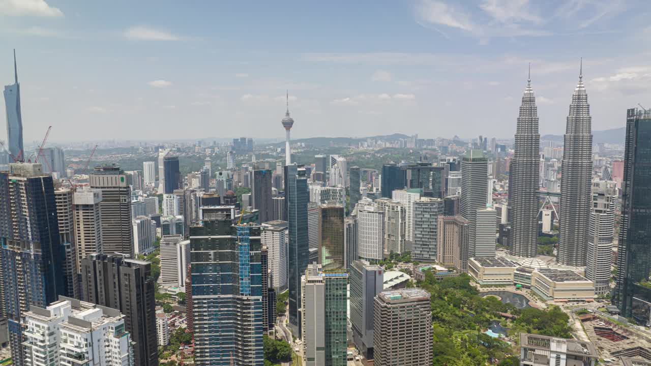 晴朗的一天，吉隆坡市中心著名的塔公园航拍全景4k延时马来西亚视频下载
