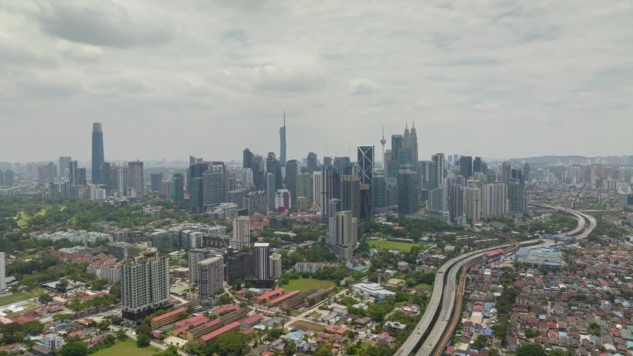 白天吉隆坡市区交通道路航拍全景4k延时马来西亚视频下载
