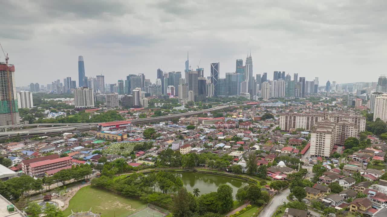 多云天飞越吉隆坡市区全景4k延时拍摄马来西亚视频下载
