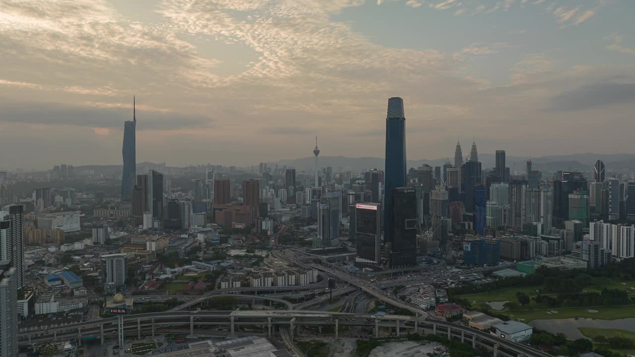 日落时间吉隆坡市区交通航拍全景4k延时马来西亚视频下载