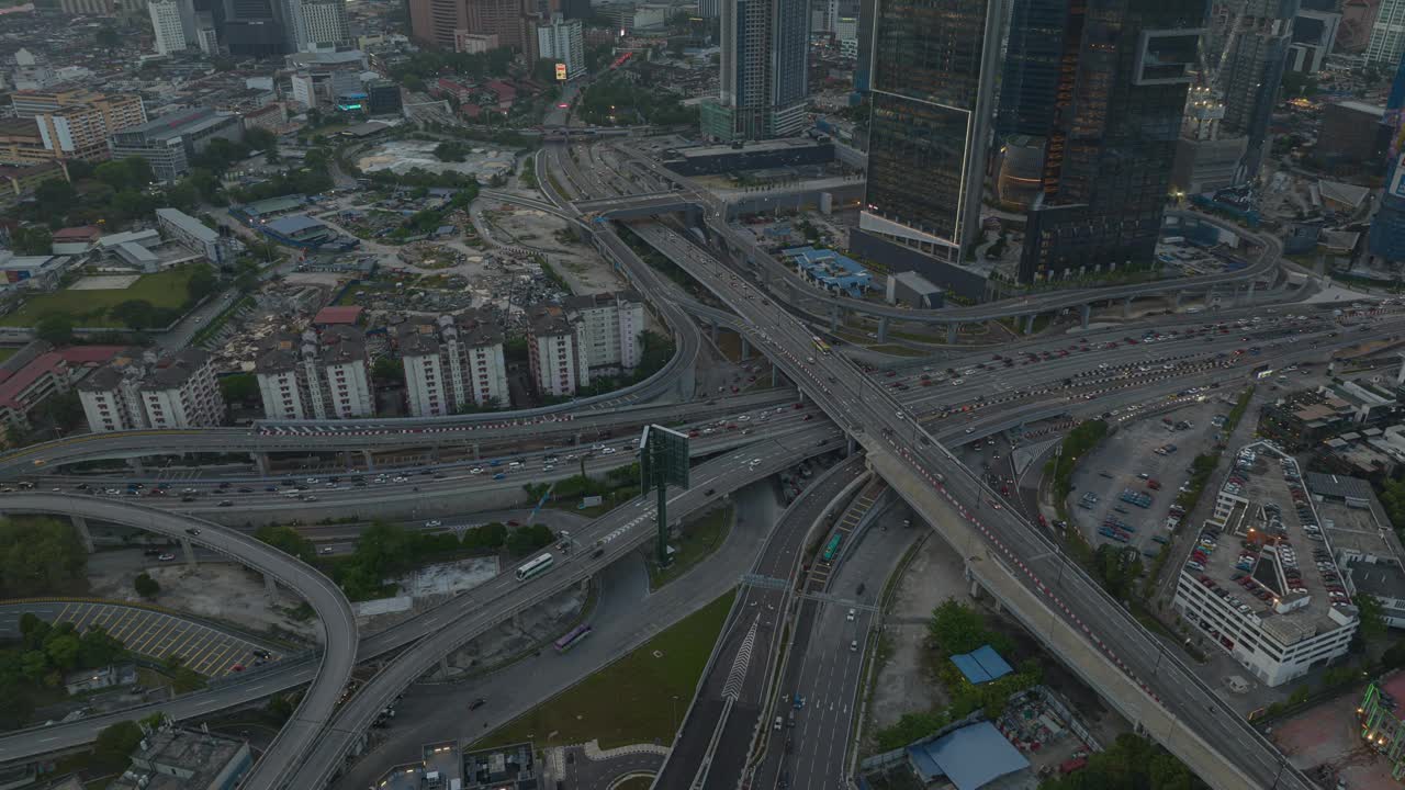 日落时间吉隆坡市中心交通交汇处道路航拍全景4k延时马来西亚视频下载