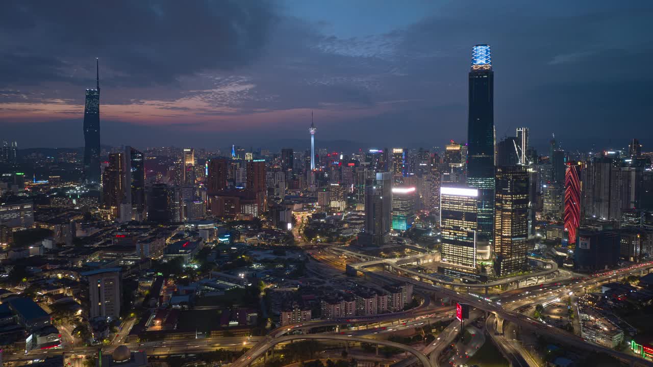 日落之夜照亮吉隆坡市中心交通道路立交航拍全景4k延时马来西亚视频下载