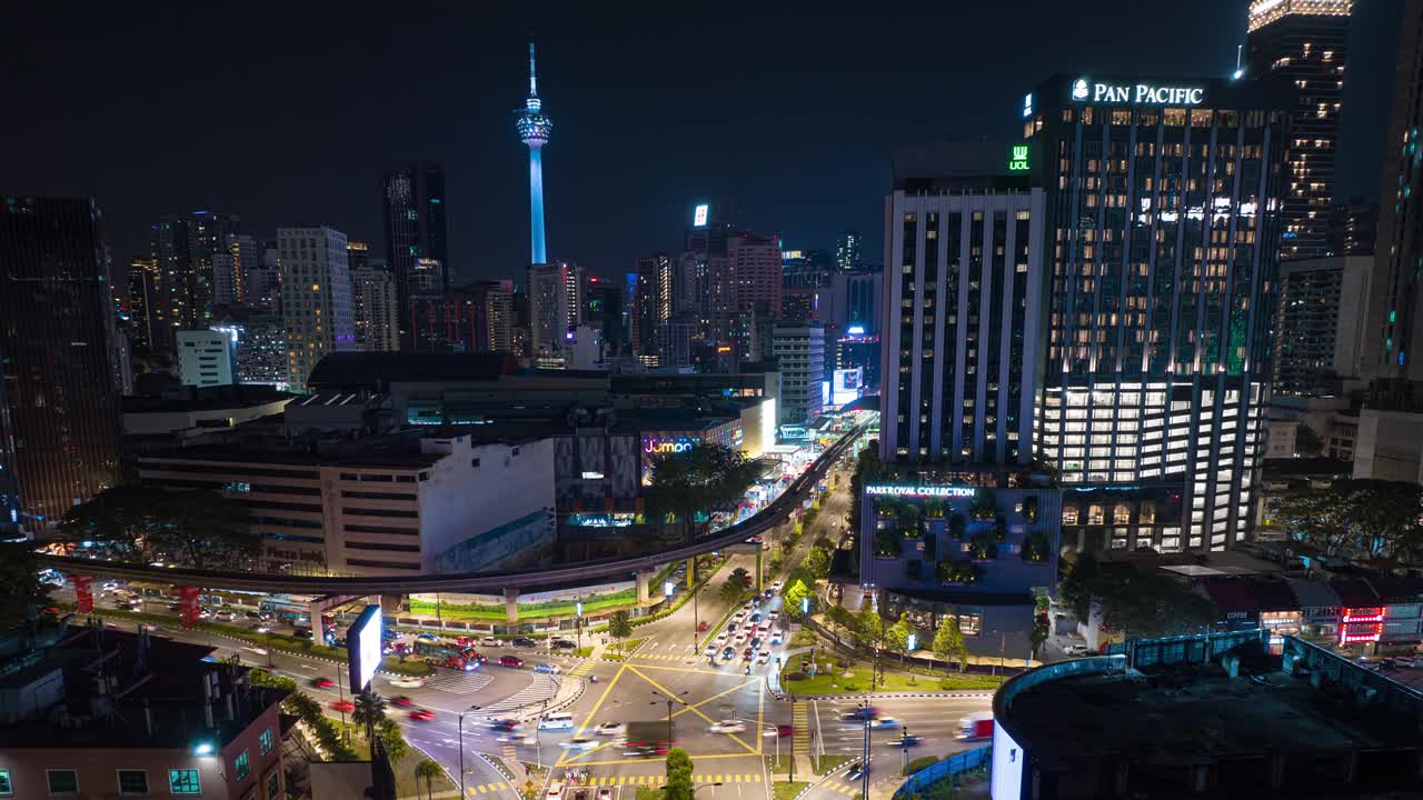 夜间照明吉隆坡市中心交通街道十字路口航拍全景4k延时马来西亚视频下载