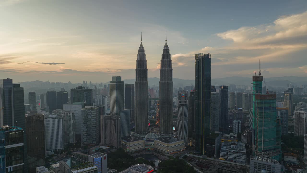 日落天空吉隆坡市中心著名的塔区航拍全景4k延时马来西亚视频下载