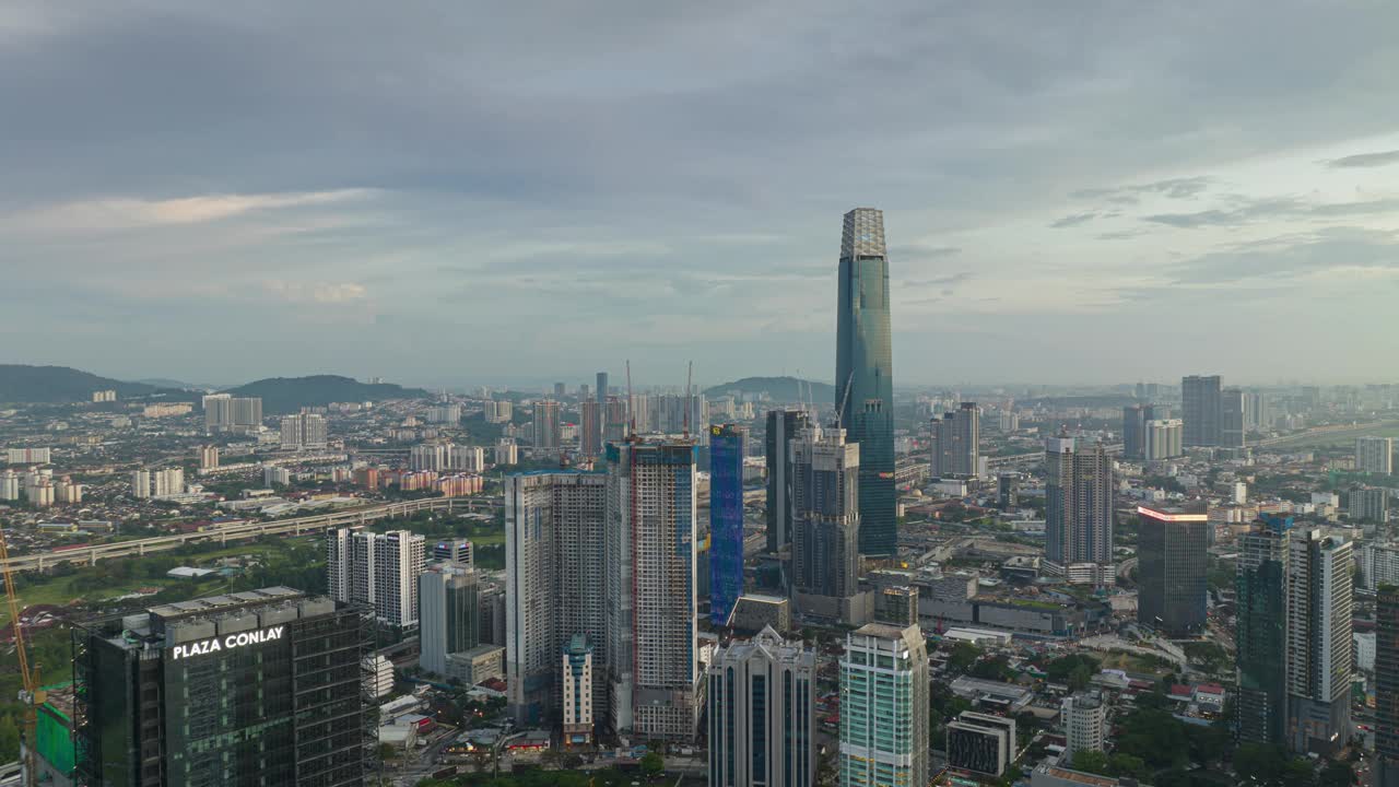 白天吉隆坡市景中心区建设现代办公大楼鸟瞰全景4k延时马来西亚视频下载