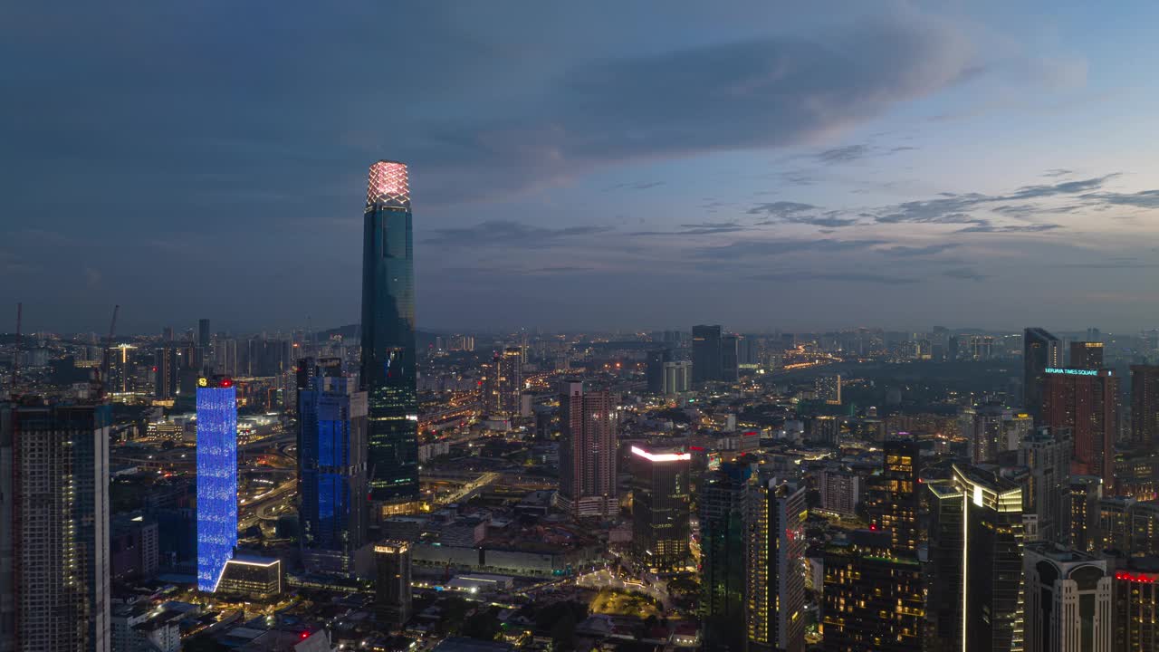 日落之夜照明吉隆坡市中心城市景观现代办公大楼航拍全景4k延时马来西亚视频下载