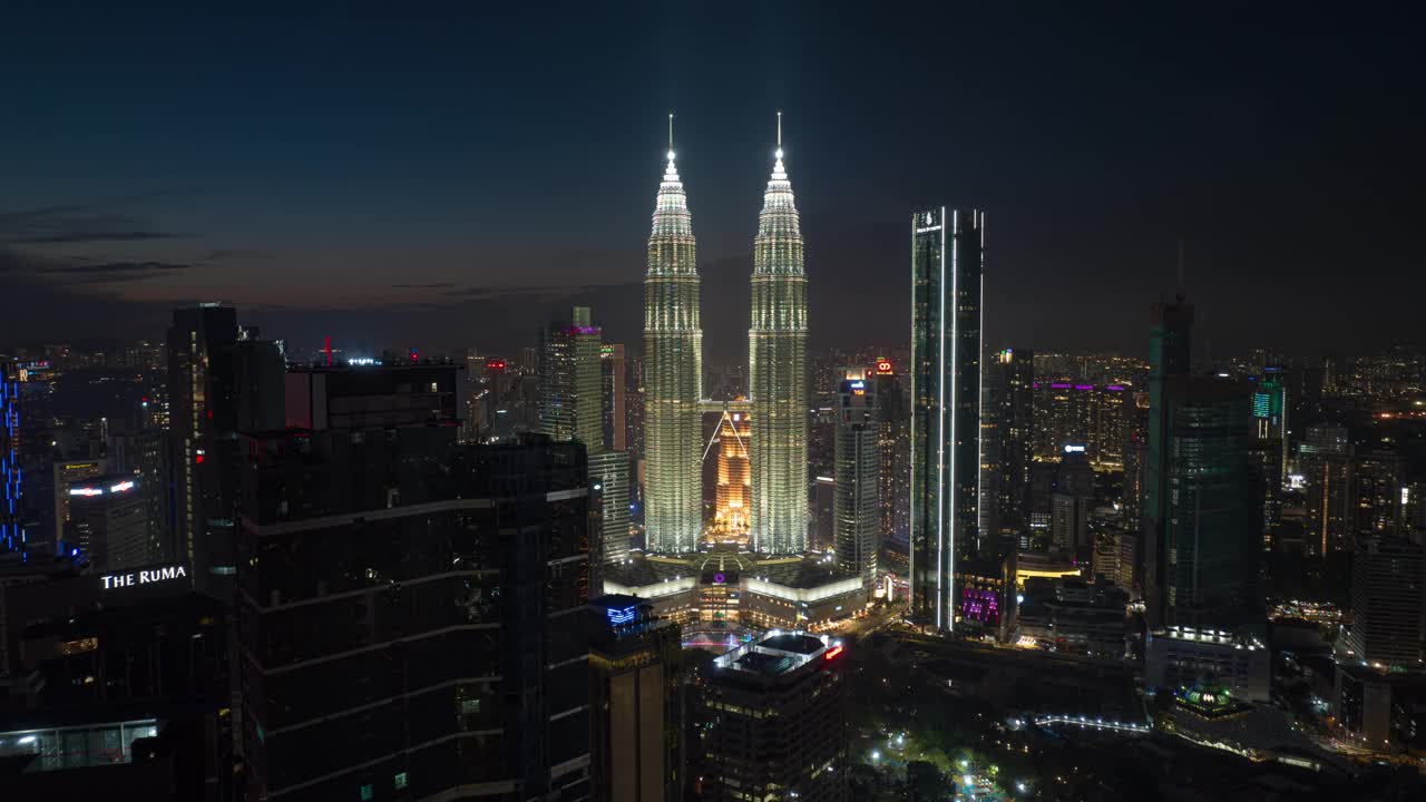 日落天空夜晚照明吉隆坡市中心著名的塔公园喷泉航拍全景4k延时马来西亚视频下载