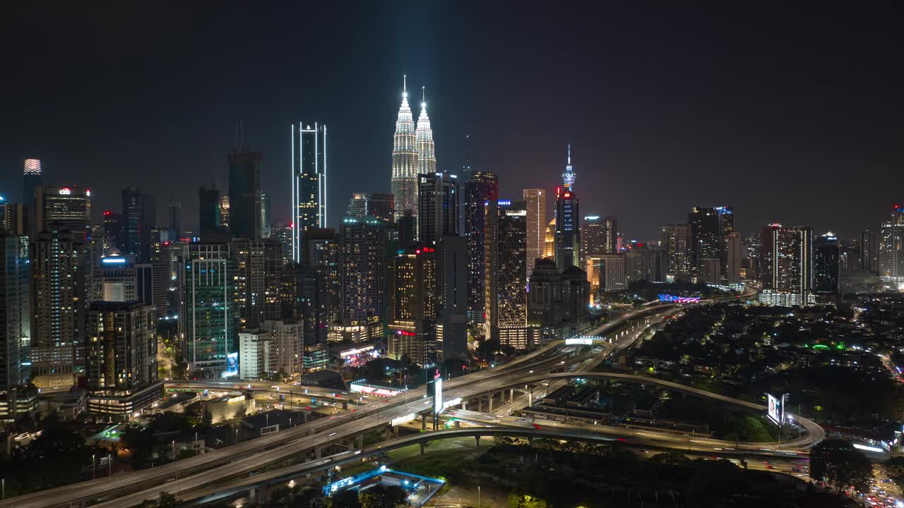 夜间照明吉隆坡市中心交通道路交汇处航拍全景4k延时马来西亚视频下载