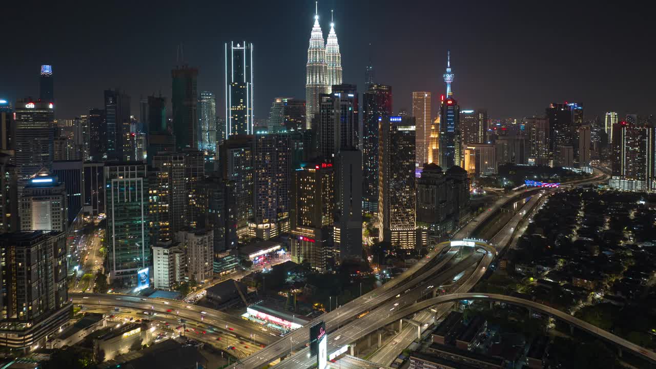 夜间照明吉隆坡市中心交通道路立交航拍全景4k延时马来西亚视频下载