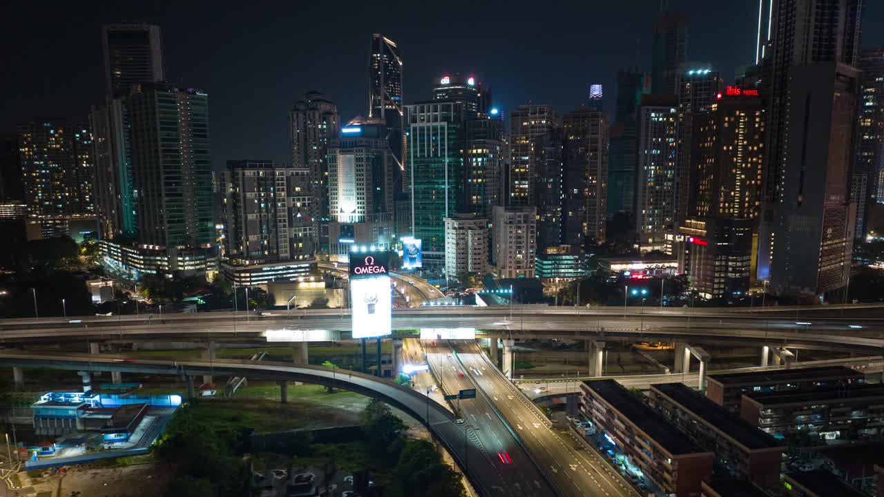 夜间照明的吉隆坡市中心交通道路立交航拍全景4k延时马来西亚视频下载