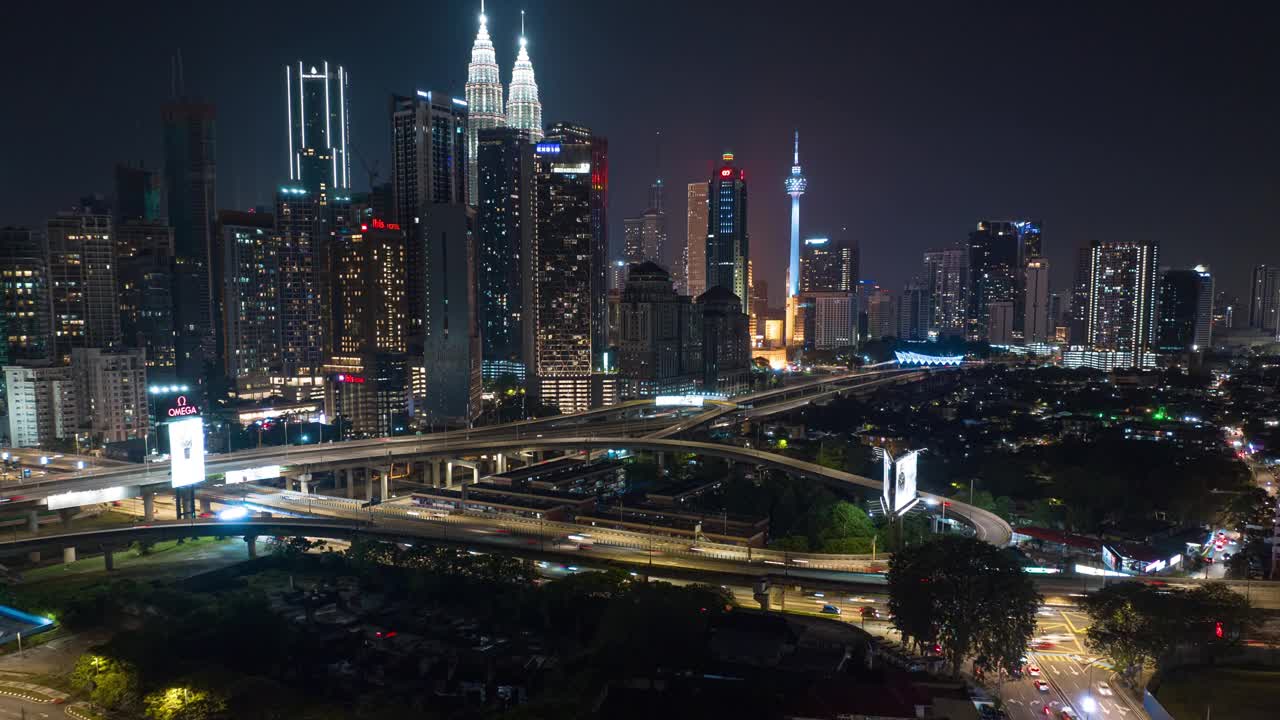 夜间照明吉隆坡市中心交通道路立交航拍全景4k延时马来西亚视频下载