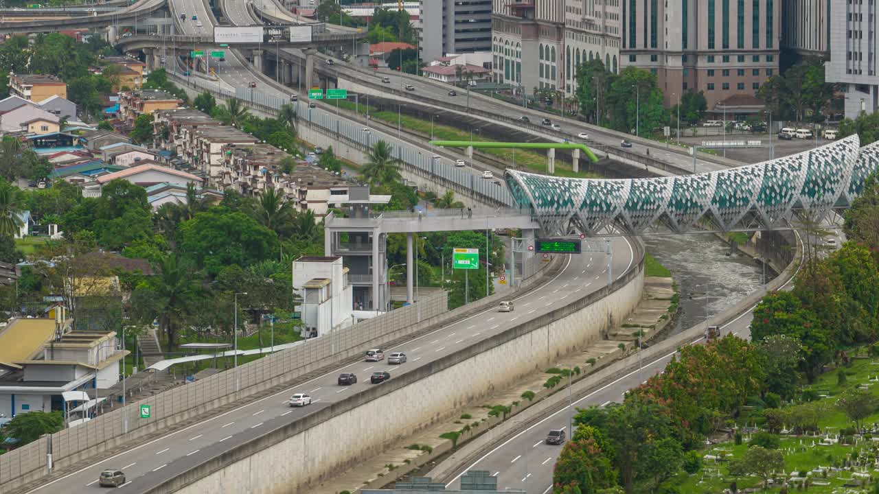 白天吉隆坡市中心交通街道道路著名的步行桥航拍全景4k延时马来西亚视频下载