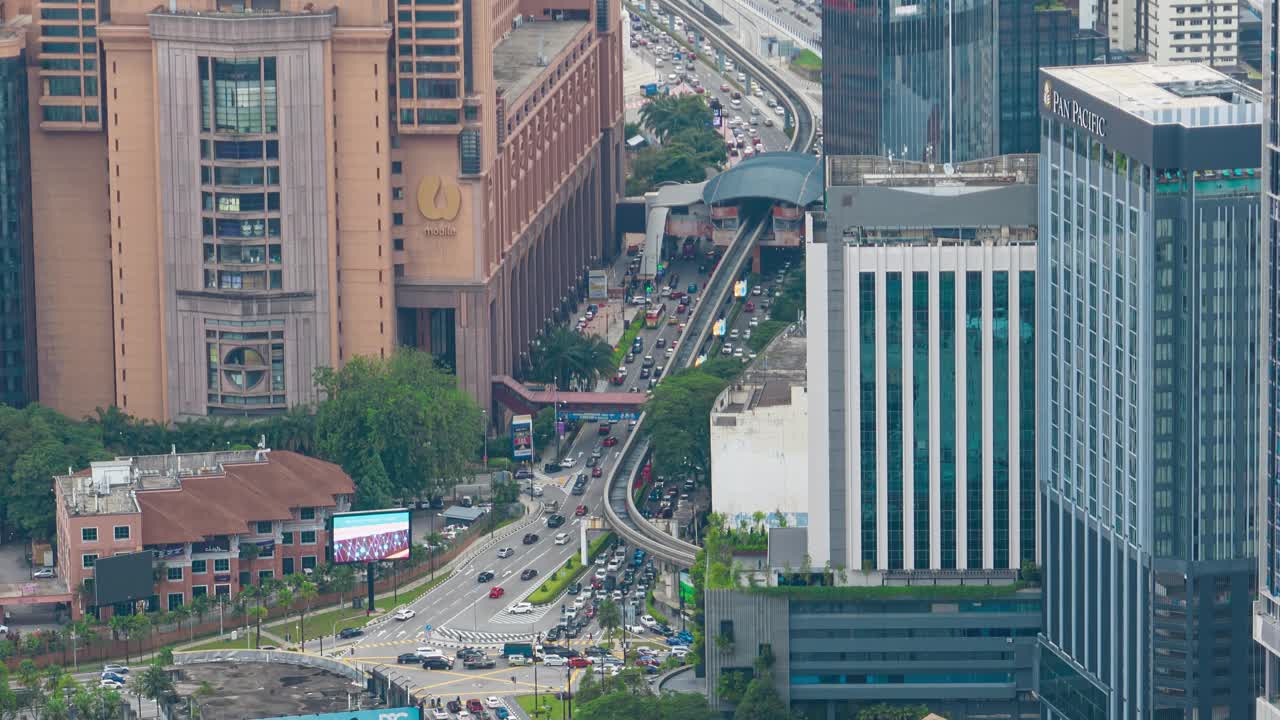 白天飞行在吉隆坡市中心的交通街道航拍全景4k延时马来西亚视频下载