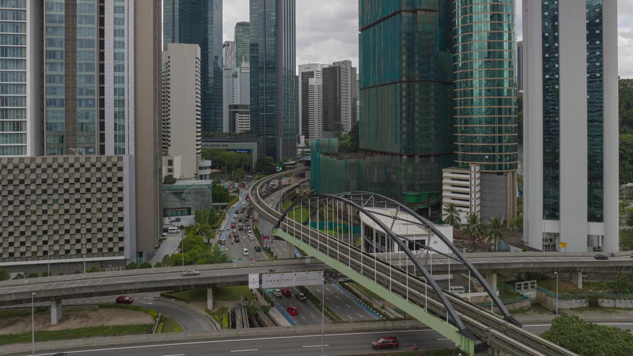 白天飞行在吉隆坡市中心的交通街道十字路口航拍全景4k延时马来西亚视频下载